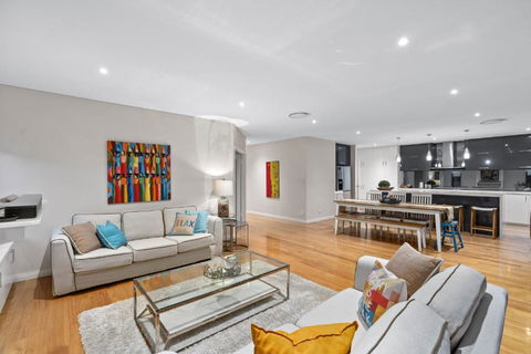 Family Vacation Escapade Shops Beach And Sun Await - Accommodation Sunshine Coast 0