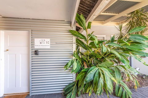 Gawler Townhouses 1C , 1 Queen Bed - Accommodation Sunshine Coast 3
