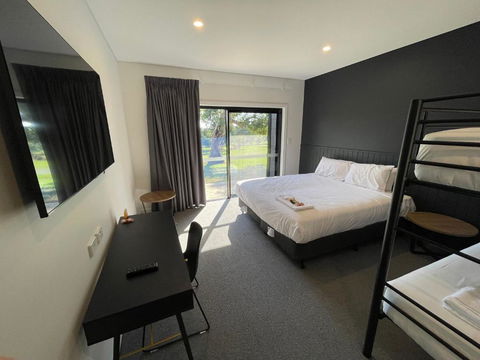 Harden Country Club Motel - Accommodation Sunshine Coast 3