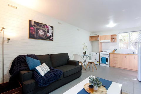 Hensman 5 - 1BRM Unit With Courtyard & Parking - Accommodation Sunshine Coast 0