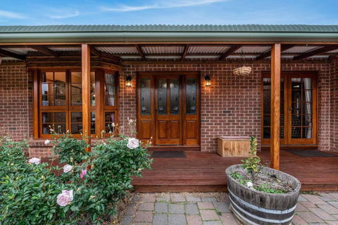 Hilltop Retreat, Water Views - Accommodation Sunshine Coast 0