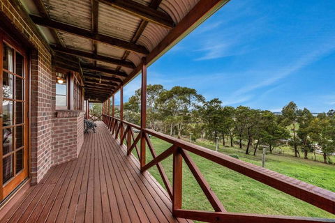 Hilltop Retreat, Water Views - Accommodation Sunshine Coast 2