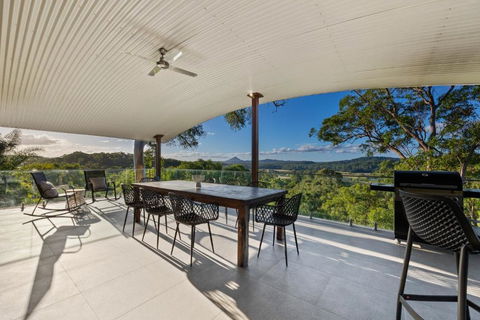 Hinterland Dreamers Poolside Retreat - Accommodation Sunshine Coast 1
