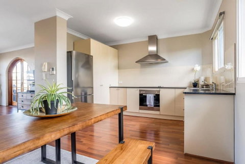Inner City Pad Indooroopilly - Accommodation Sunshine Coast 2