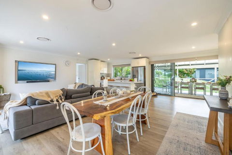 Illaroo House 16 Verona Rd - Pet Friendly, Boat Parking, Wi-Fi - Accommodation Sunshine Coast 3