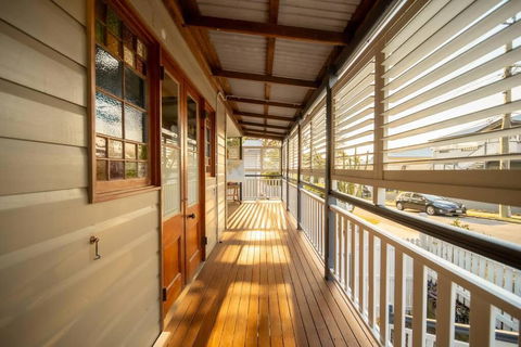 House Of Fairy Wren -Charming Queenslander Cottage Mins Drive To Brisbane CBD And Gabba Stadium! - Accommodation Sunshine Coast 1