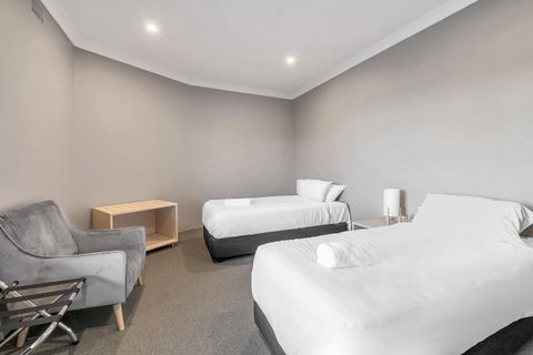 Illinois Hotel - Accommodation Sunshine Coast 2