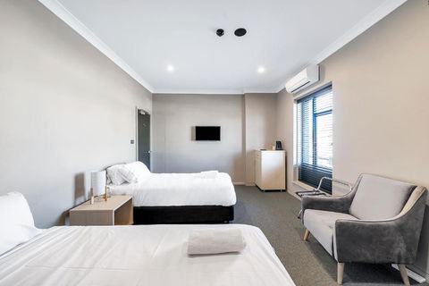 Illinois Hotel - Accommodation Sunshine Coast 0