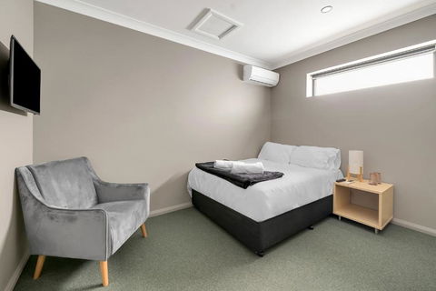 Illinois Hotel - Accommodation Sunshine Coast 1