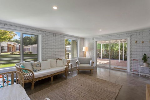 Imollu Beach House 5-Bed 2 5-Bath - Accommodation Sunshine Coast 3