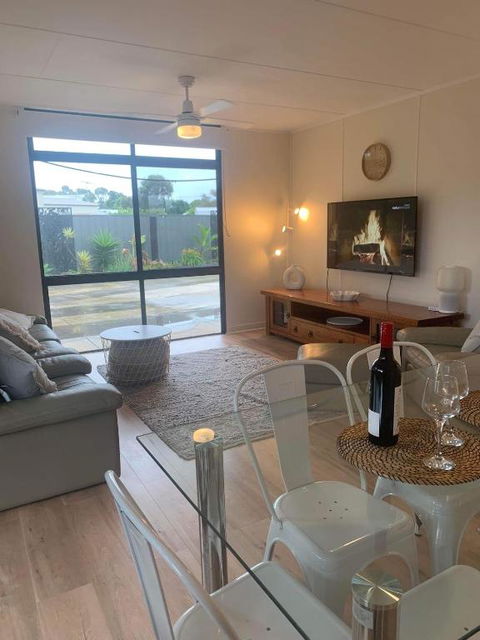 Investigator Beach Breeze Apartments U1 - Accommodation Sunshine Coast 3