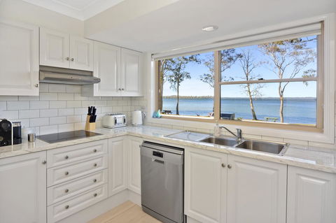 Adrift Retreat - St Georges Basin Waterfront Home - Accommodation Sunshine Coast 3