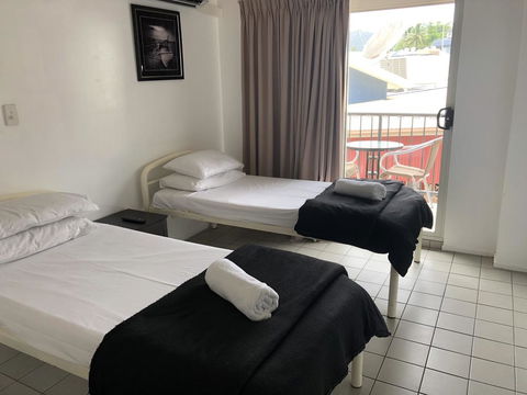 Airlie Waterfront Accommodation - Accommodation Sunshine Coast 2