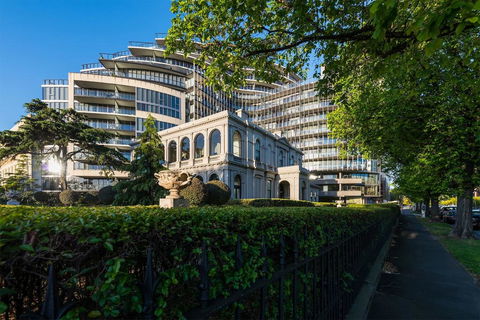 Albert Park City View Stylish 1 Bedroom Apartment - Accommodation Sunshine Coast 0