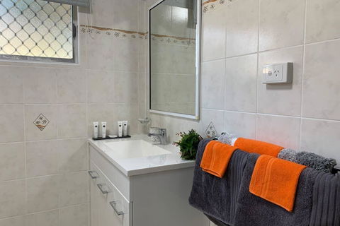 Andergrove Home With A Garden View-Wi-fi & Netflix - Accommodation Sunshine Coast 1