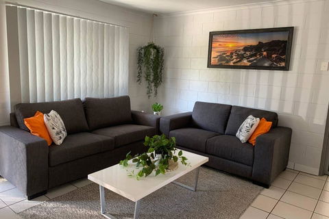 Andergrove Home With A Garden View-Wi-fi & Netflix - Accommodation Sunshine Coast 0