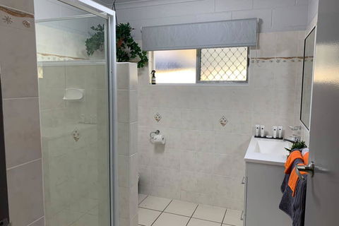 Andergrove Home With A Garden View-Wi-fi & Netflix - Accommodation Sunshine Coast 3