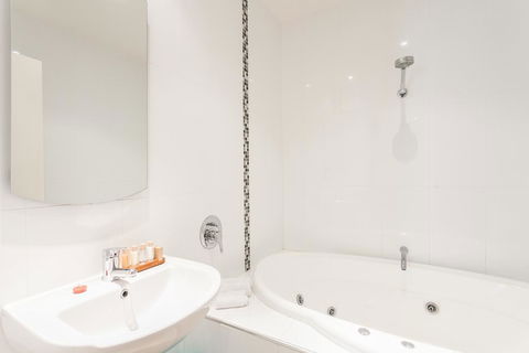 Anglesea River Apartments - Spa Apartment 23 - Accommodation Sunshine Coast 2