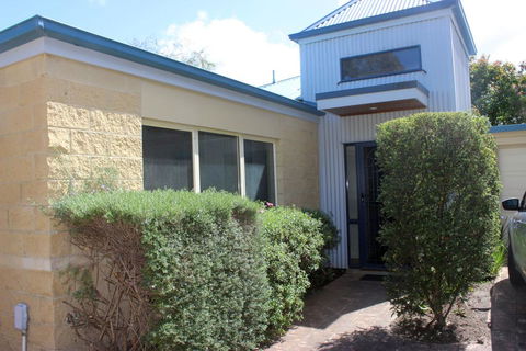 Annie's Place - Accommodation Sunshine Coast 0
