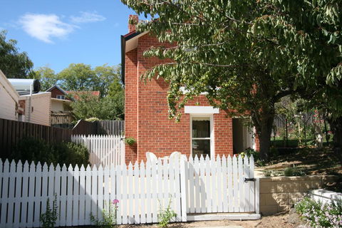 Annies Garden Cottage - Accommodation Sunshine Coast 0