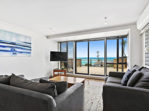 APARTMENT 12 PACIFIC APARTMENTS- Across From The Pier - Accommodation Sunshine Coast 3
