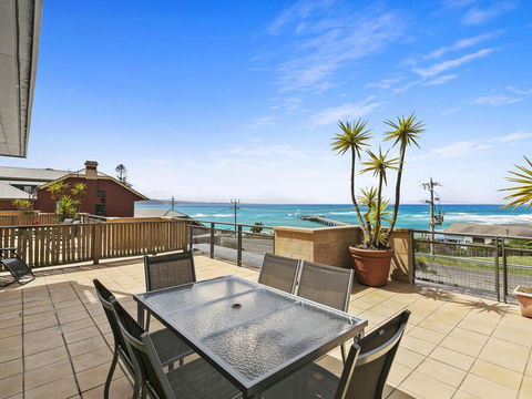 APARTMENT 12 PACIFIC APARTMENTS- Across From The Pier - Accommodation Sunshine Coast 0