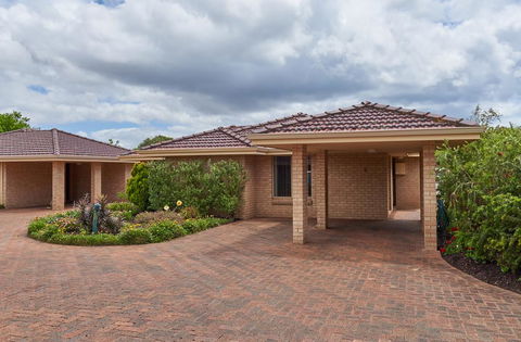 API Busselton Seaside Escape Apartments - Accommodation Sunshine Coast 3