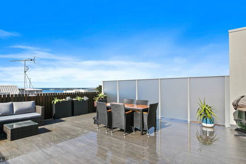 APOLLO 13 PENTHOUSE - Free Wifi & Huge Terrace! - Accommodation Sunshine Coast 3
