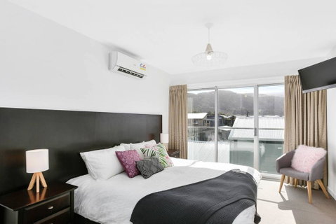 APOLLO 13 STUDIO - Free Wifi, Opposite Beach! - Accommodation Sunshine Coast 0