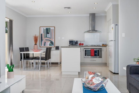 Ardross Short Stays - Accommodation Sunshine Coast 0