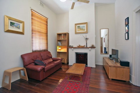 Art On Attfield - Cute Heritage 1 Bedroom Stone Cottage - Accommodation Sunshine Coast 1