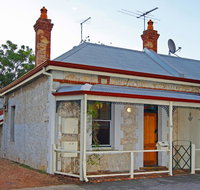 Art on Attfield - cute heritage 1 bedroom stone cottage - Accommodation Sunshine Coast
