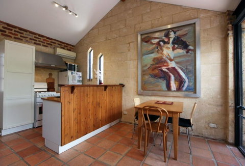 Art On Attfield - Cute Heritage 1 Bedroom Stone Cottage - Accommodation Sunshine Coast 3