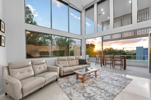 Luxurious Living - 3Bed-3Bath-1Car-Pool - Balmoral - Accommodation Sunshine Coast 0