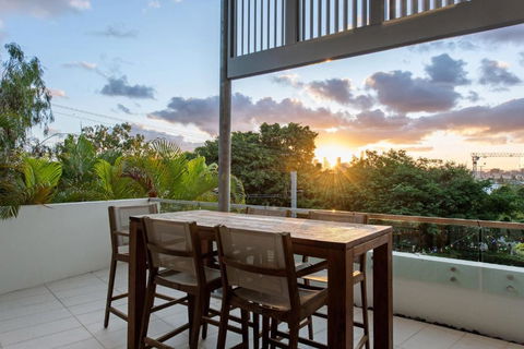 Luxurious Living - 3Bed-3Bath-1Car-Pool - Balmoral - Accommodation Sunshine Coast 2