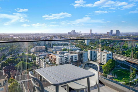 Luxury 1BR Apt With Stunning City Skyline Views - Accommodation Sunshine Coast 3