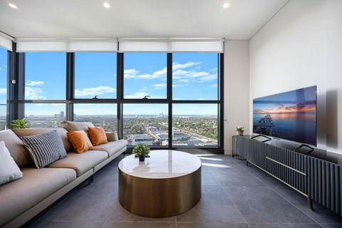 Luxury 1BR Apt With Stunning City Skyline Views - Accommodation Sunshine Coast 0