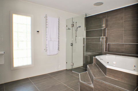 LUXURIOUS Couples Escape, SPA BATH, Netflix, NBN - Accommodation Sunshine Coast 2