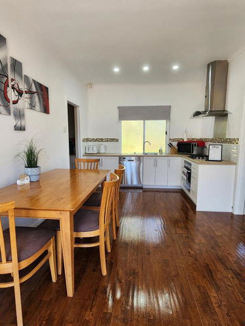 LUXURIOUS Couples Escape, SPA BATH, Netflix, NBN - Accommodation Sunshine Coast 3