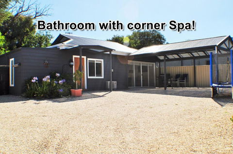 LUXURIOUS Couples Escape, SPA BATH, Netflix, NBN - Accommodation Sunshine Coast 0