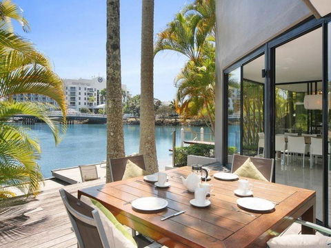 Luxury Retreat With Private Beach & Jetty - Accommodation Sunshine Coast 2