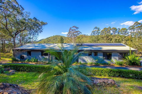 Luxury Farm House On 20 Acres - Sleeps 22 - Accommodation Sunshine Coast 2