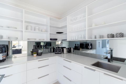 Luxury Spacious 5 Bedroom Family Modern Villa Sleeps 10 - Accommodation Sunshine Coast 3
