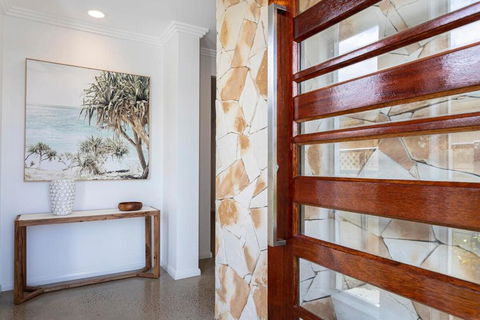 Luxury 6 Bedroom Home In Golden Beach - Accommodation Sunshine Coast 1