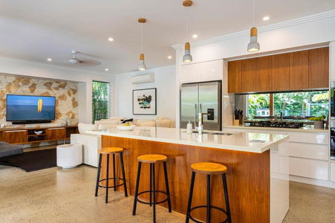 Luxury 6 Bedroom Home In Golden Beach - Accommodation Sunshine Coast 2