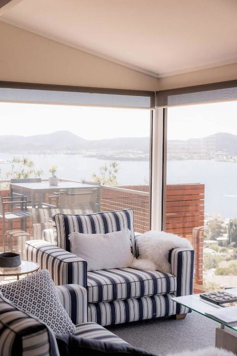 Luxury On The Derwent Family Home With Hot Tub - Accommodation Sunshine Coast 3