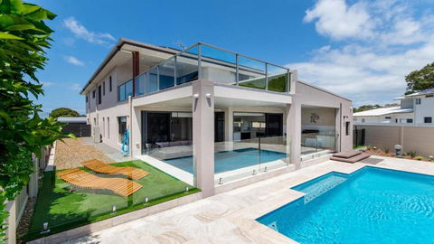 Luxury Waterfront Family Entertainer On Dolphin - Accommodation Sunshine Coast 0