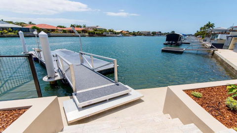 Luxury Waterfront Family Entertainer On Dolphin - Accommodation Sunshine Coast 1