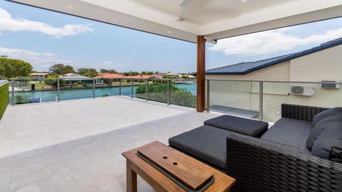 Luxury Waterfront Family Entertainer On Dolphin - Accommodation Sunshine Coast 3