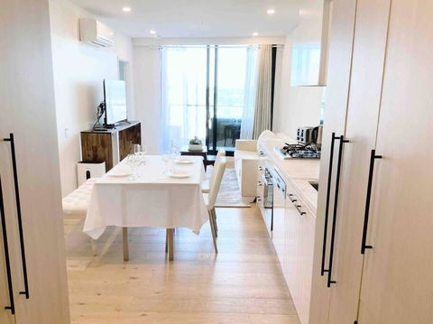 M-city Apartment - Executive Twin King Ensuites - Fully Equipped - Free Parking, Fast Wifi, Smart TV, Netflix, Complementary Drinks & Amenities - M-city Shopping Centre Clayton 3168 - Accommodation Sunshine Coast 0